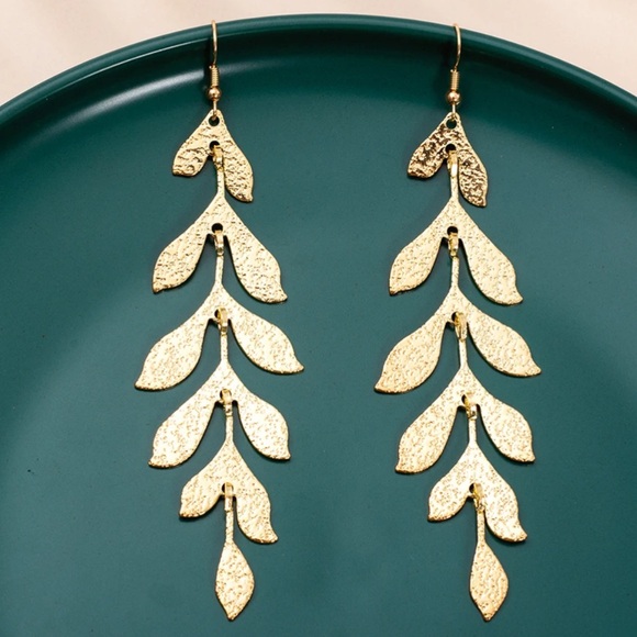 HOST PICK 2024 LOOKBOOK POSH PARTY!! GOLD/SILVER LEAF DROP EARRINGS - Picture 3 of 10